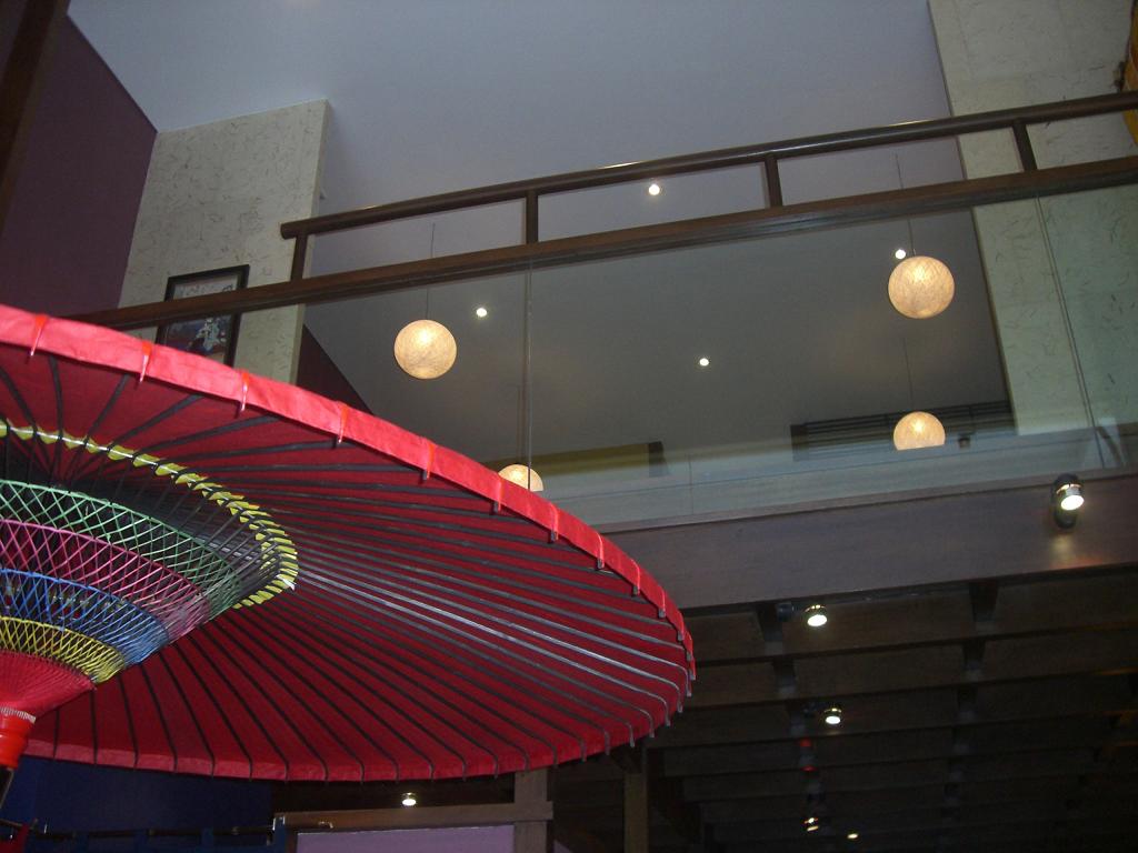 朱塗りの野天傘